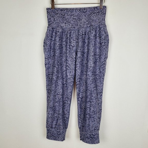Athleta salutation printed crop jogger SP leopard lavender grey athleisure - Picture 1 of 9